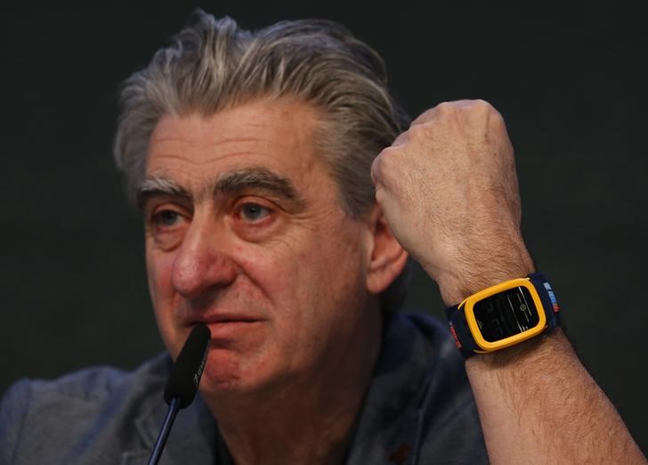 © Reuters. Swatch Group CEO Hayek wears the new 'Swatch Touch Zero One' during the Swiss watchmaker's annual news conference in Corgemont