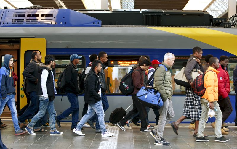 © Reuters. Migrants arrive at main railway station in Munich