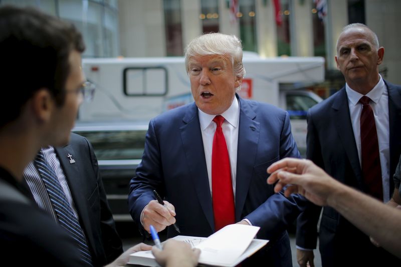 © Reuters. Republican presidential candidate Donald Trump signs autographs as he arrives to attend the Jimmy Fallon show in the Manhattan borough of New York