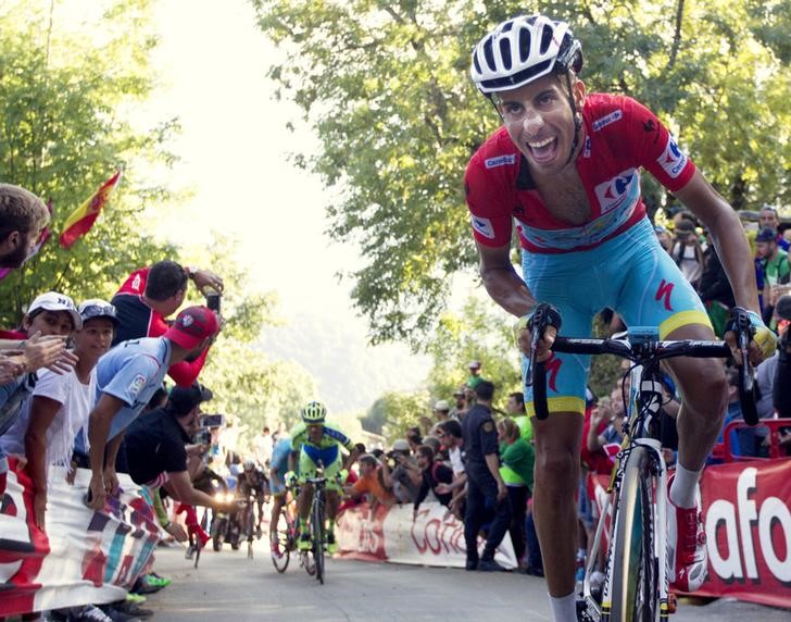 © Reuters. En la imagen de archivo, el ciclista italiano del equipo Astana Fabio Aru avanza durante la decimosexta etapa de la Vuelta a España desde Luarca a Ermita del Alba, en el norte de España