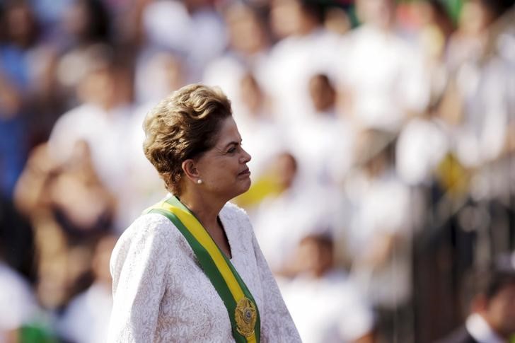 © Reuters. Brazil's President Rousseff stands in a vehicle during a civic-military parade to commemorate Brazil's Independence Day in Brasilia