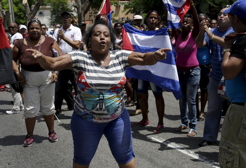 © Reuters. Supporters of the Cuban government shout slogans against the "Ladies in White", an opposition group in Havana