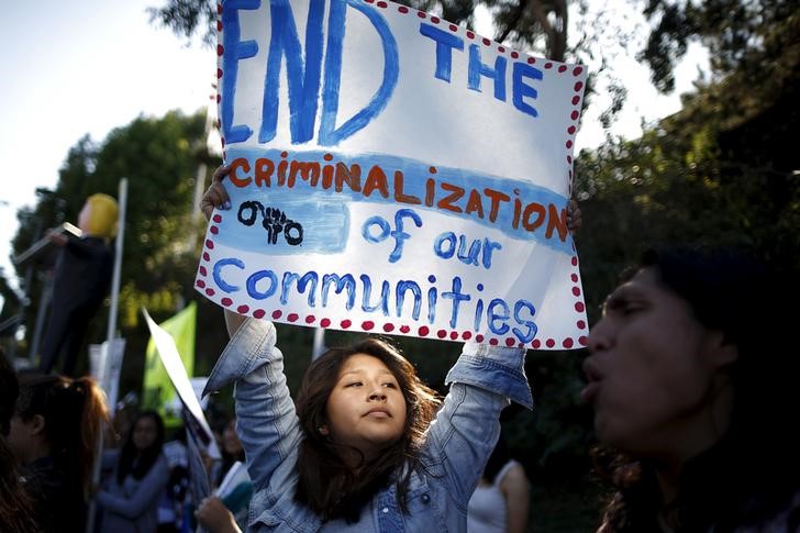 © Reuters. Nancy Rosales Hernandez, 23, protests outside the Luxe Hotel, where Republican presidential candidate Donald Trump was expected to speak in Brentwood, Los Angeles