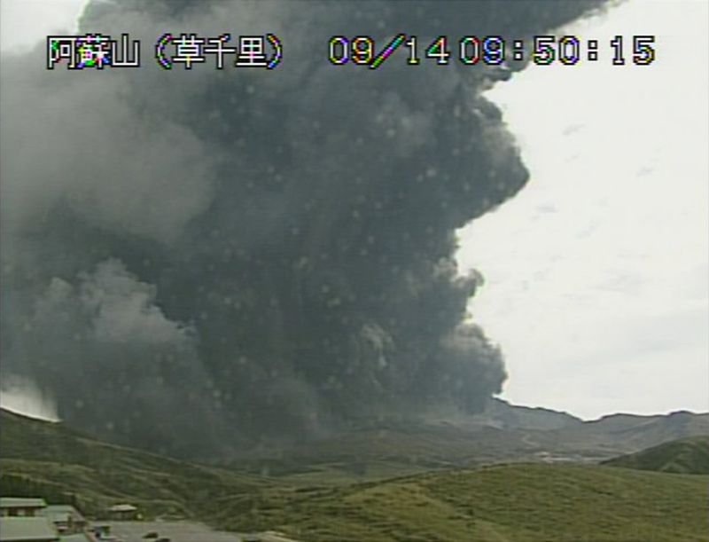 © Reuters. A video grab from the Japan Meteorological Agency's live camera image shows an eruption of Mount Aso in Aso, Kumamoto prefecture, southwestern Japan,