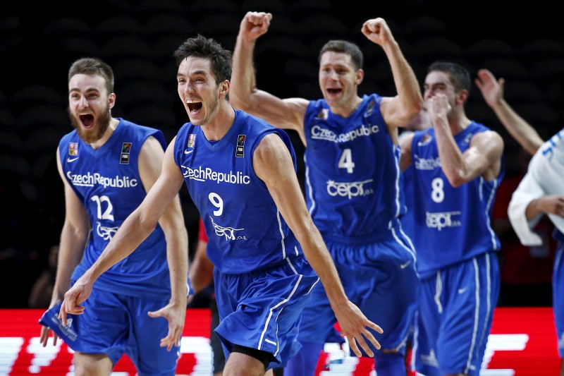 © Reuters. التشيك تفاجيء كرواتيا وباقي الكبار يتقدمون في بطولة أوروبا لكرة السلة