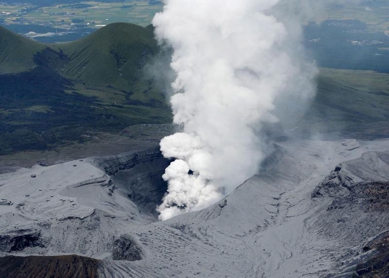 © Reuters. El volcán japonés Monte Aso entra en erupción