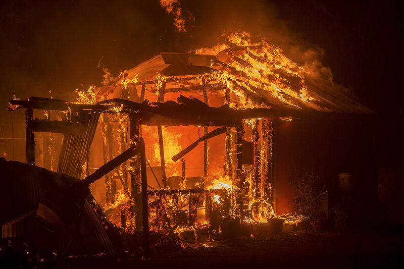 © Reuters. Miles de personas huyen de incendios forestales en California