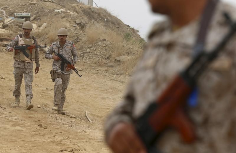 © Reuters. مقتل خمسة جنود سعوديين عند حدود اليمن وبدء الهجوم في محافظة مأرب