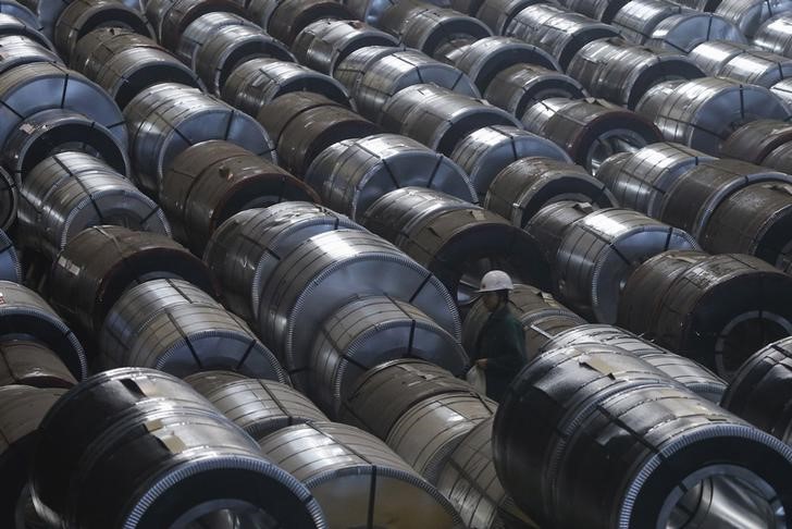 © Reuters. Стальной прокат на складе НЛМК