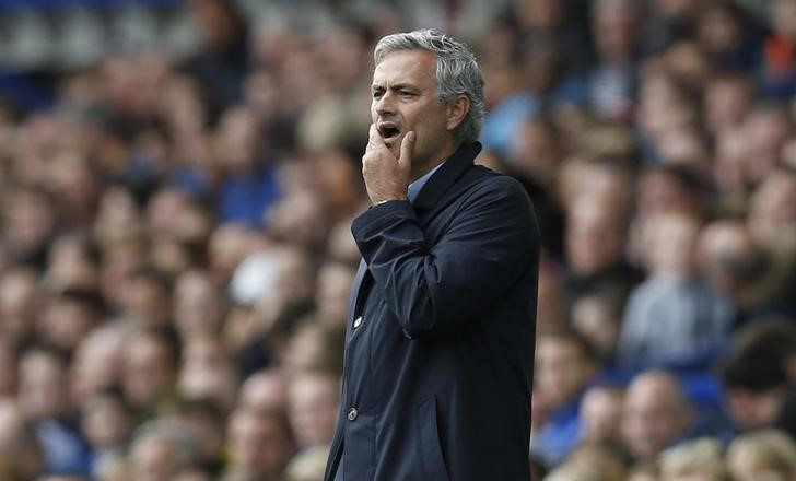 © Reuters. Mourinho tiene un encontronazo con Martínez tras perder con el Everton