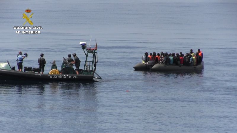 © Reuters. Rescatados 44 inmigrantes, tres de ellos bebés, en aguas de Alborán