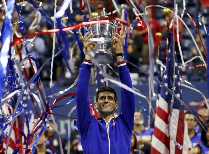 © Reuters. Djokovic ergue o troféu do Aberto dos EUA em Nova York