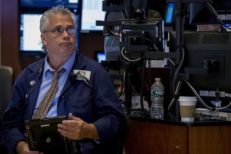 © Reuters. Traders work on the floor of the New York Stock Exchange 