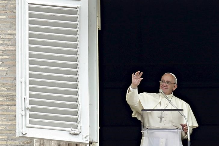 © Reuters. Papa Francisco acena durante a oração do Angelus, no domingo, na praça de São Pedro, no Vaticano