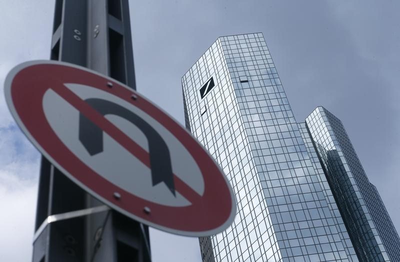 © Reuters. A 'No U-turn' traffic sign stands in front of Deutsche Bank headquarters in Frankfurt