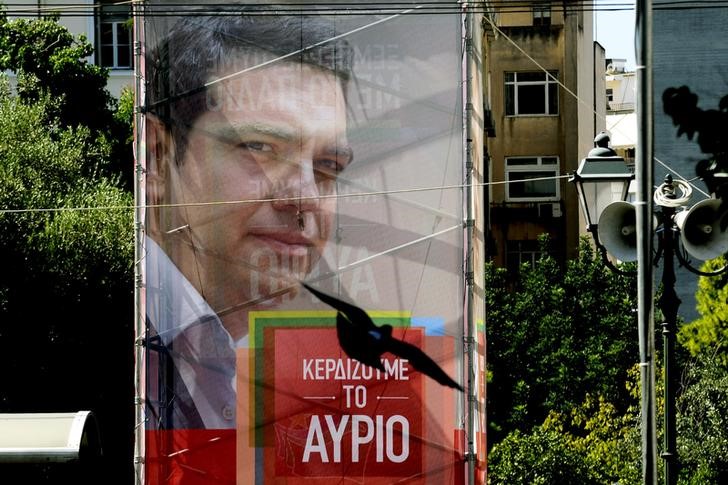 © Reuters. Los dos grandes partidos griegos buscan desempatar en el debate electoral