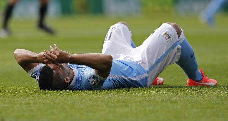 © Reuters. Sergio Aguero caído no gramado antes de ser substituído em partida do City