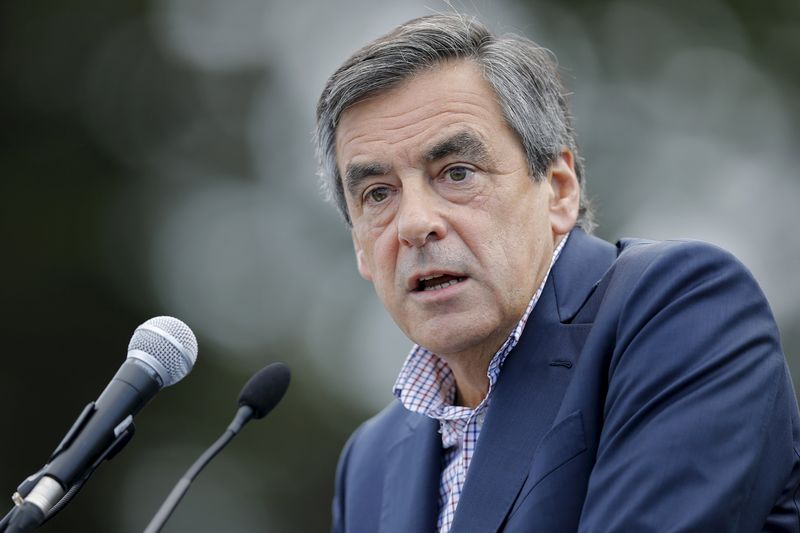 © Reuters. FRANÇOIS FILLON PRÔNE DES FRAPPES AÉRIENNES CONTRE DAECH EN SYRIE