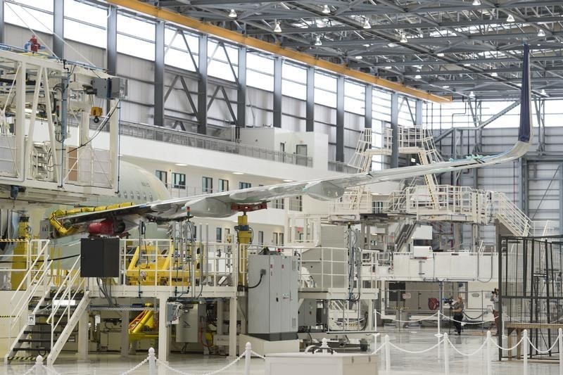 © Reuters. An Airbus A321 is being assembled in the final assembly line hangar at the Airbus U.S. Manufacturing Facility in Mobile