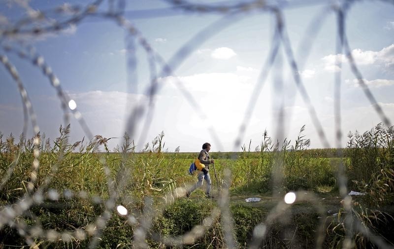 © Reuters. Un migrante al confine tra Serbia e Ungheria, nei pressi della cittadina di Roszke