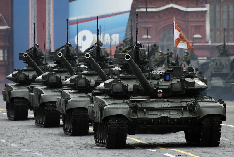 © Reuters. Tanques russos T-90, do mesmo modelo que teria sido enviado à Síria, em desfile na Praça Vermelha, em Moscou