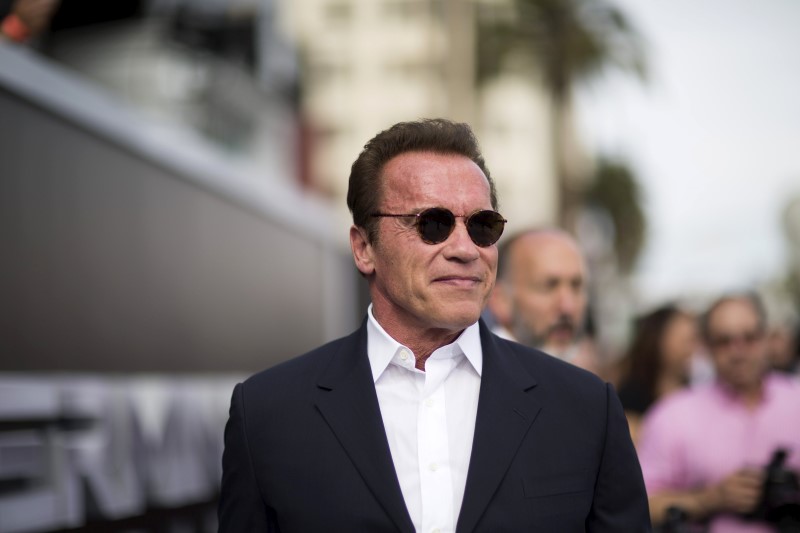 © Reuters. Arnold Schwarzenegger posa para fotos em Hollywood