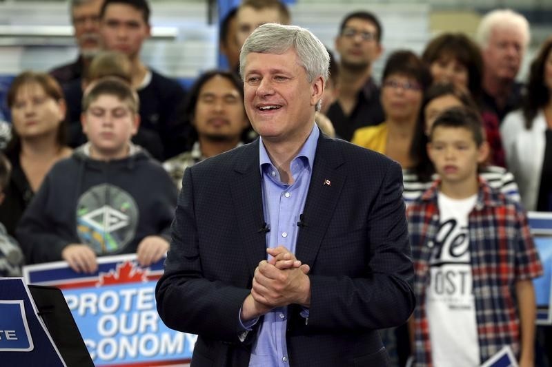 © Reuters. Conservative leader and Canada's PM Harper reacts during a campaign event at a factory in Stittsville