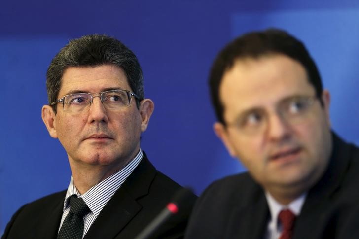 © Reuters. Ministros da Fazenda, Joaquim Levy (à esquerda), e do Planejamento, Nelson Barbosa, no Palácio do Planalto 