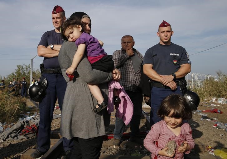 © Reuters. Imigrantes aguardam após Hungria fechar fronteira com Sérvia perto da vila de Horgo