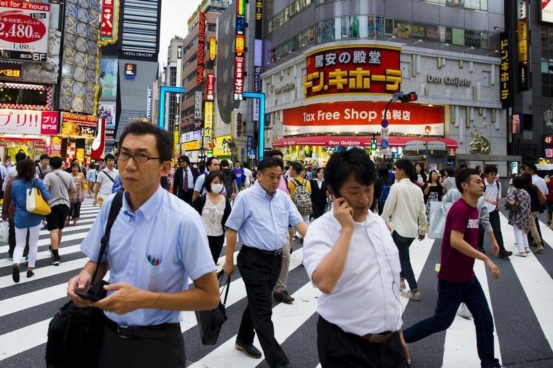 © Reuters. People cross a busy junction outside the nightlife district in Shinjuku in Tokyo