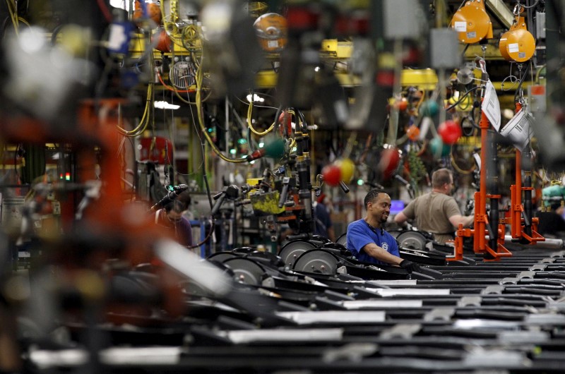 © Reuters. Workers perform assembly on SUV chassis at the General Motors Assembly Plant in Arlington, Texas 