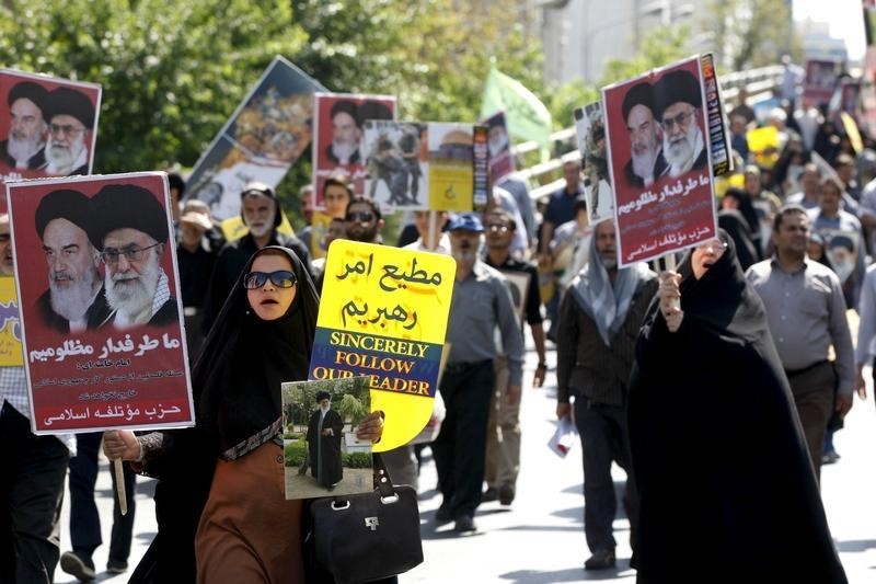 © Reuters. Iranian demonstrators carry posters depicting Iran's Supreme Leader Ayatollah Ali Khamenei and late Iranian leader Ayatollah Khomeini during a rally marking al-Quds (Jerusalem) Day in Tehran