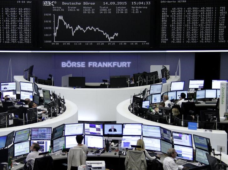 © Reuters. Traders alla borsa di Francoforte 