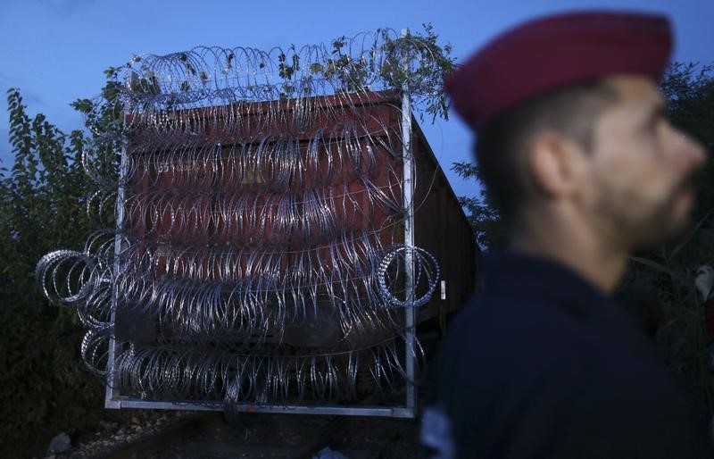 © Reuters. Hungría endurece la frontera y dice que podría expulsar refugiados