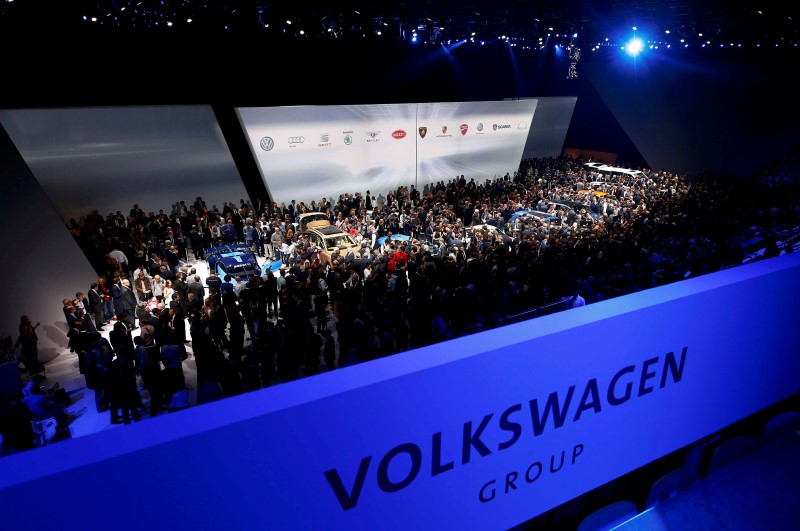 © Reuters. Visitors stand around cars during the Volkswagen group night ahead of the Frankfurt Motor Show (IAA) in Frankfurt