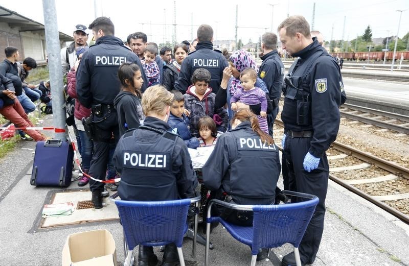 © Reuters. وصول أكثر من 4500 طالب لجوء إلى المانيا بالقطار يوم الاثنين