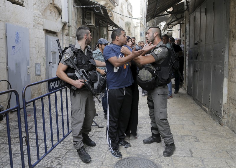 © Reuters. الهلال الأحمر الفلسطيني: 26 مصابا في مواجهات بالمسجد الأقصى