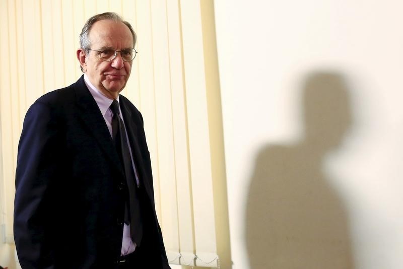 © Reuters. Il ministro dell'Economia Pier Carlo Padoan 