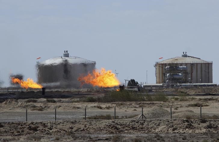 © Reuters. Избыточный газ сжигается на трубопроводе на месторождении Зубайр к юго-востоку от Багдада