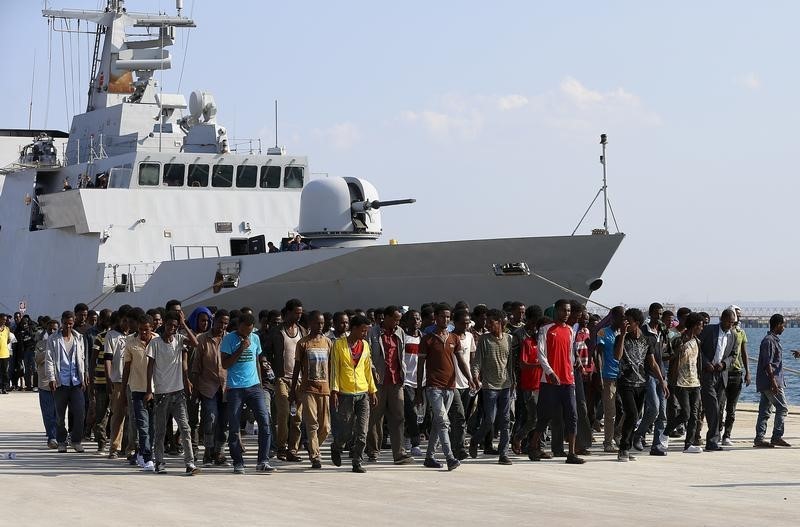 © Reuters. Migranti sbarcati da una nave della Marina ad Augusta, in Sicilia