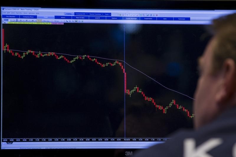 © Reuters. A specialist trader works on the floor of the New York Stock Exchange