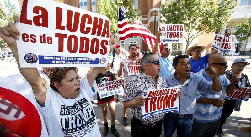 © Reuters. Manifestantes em protesto contra Donald Trump em Dallas, nos Estados Unidos