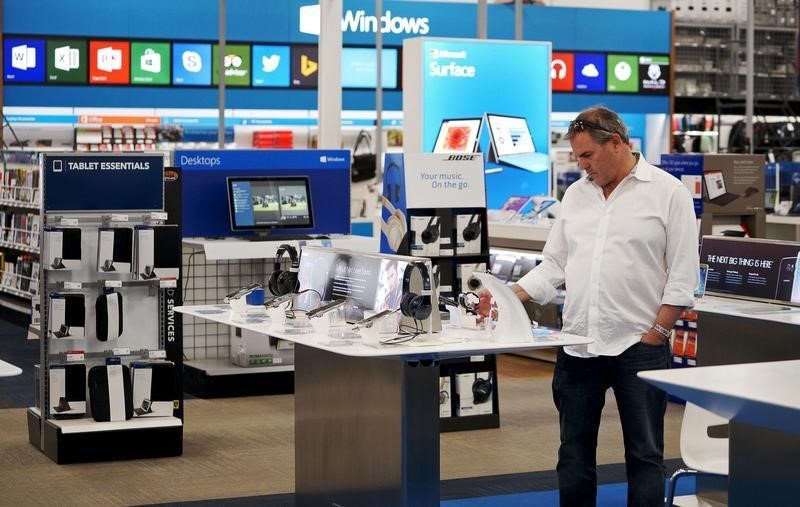 © Reuters. A customer looks at merchandise in a Best Buy store in Denver