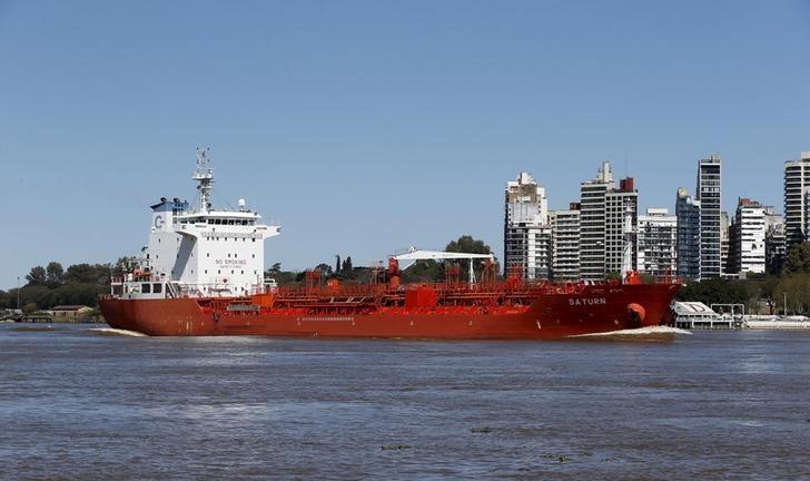 © Reuters. Нефтеналивной танкер Saturn в реке Парана у порта Росарио в Аргентине