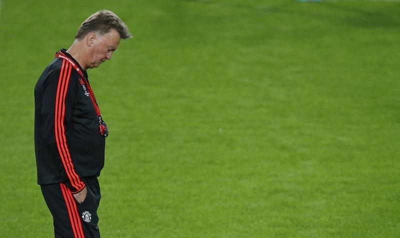 © Reuters. Van Gaal, con dudas sobre las esperanzas del Manchester United en Champions