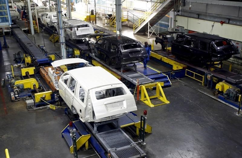 © Reuters. الناتج الصناعي الأمريكي يتراجع بفعل هبوط حاد في إنتاج السيارات