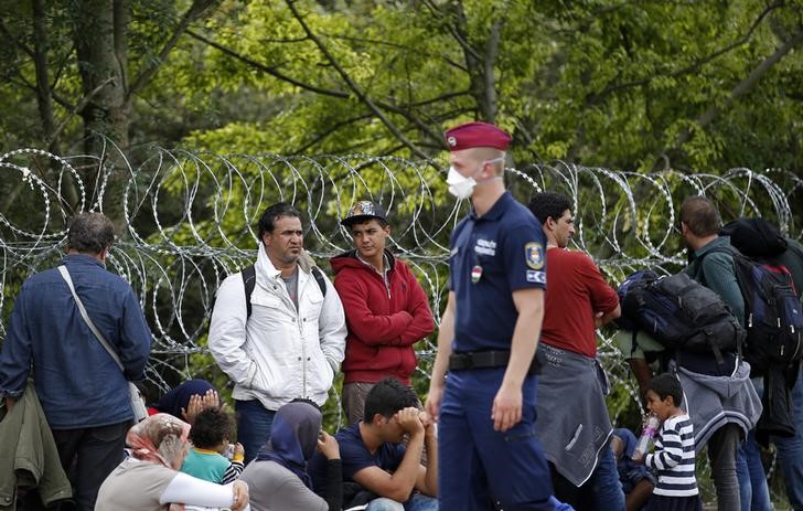 © Reuters. المجر تمسك بالزمام وتغلق حدود الاتحاد الأوروبي أمام اللاجئين
