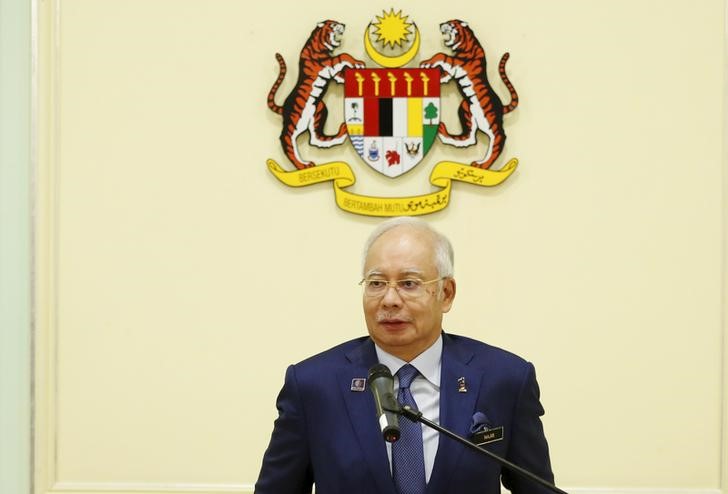 © Reuters. Malaysia's Prime Minister Najib Razak announces measures to strengthen the economy at a news conference in Putrajaya, Malaysia