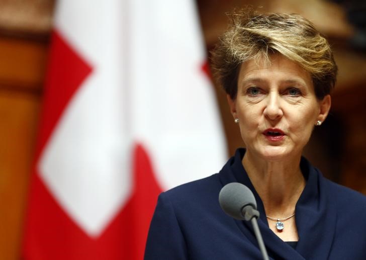 © Reuters. رئيسة سويسرا تقول إن بلادها مستعدة لقبول نظام حصص المهاجرين