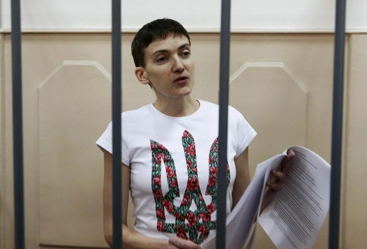 © Reuters. Ukrainian military pilot Nadezhda Savchenko stands inside a defendants' cage as she attends a court hearing in Moscow